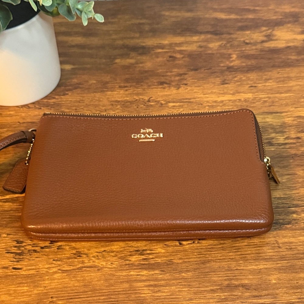 Coach Brown Pebbled Leather Double Zipper Closure Credit Card Wristlet - Wallet - Picture 4 of 8
